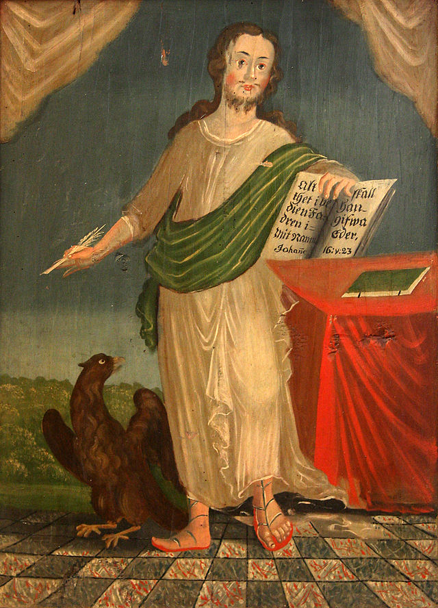 Evangelisten Johannes står ved et bord og holder en bok i den ene hånden og en fjærpenn i den andre. Ved føttene hans står en ørn.