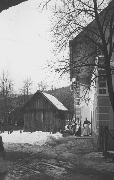 File:Ženski pred hišo, okolica Bohinja 1913.jpg