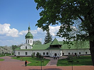Чоловий (північний) фасад палатного корпусу з Петропавлівською церквою станом на травень 2009 року