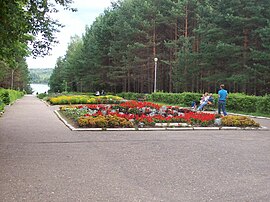 Bajada del sanatorio Przhevalsky al lago.jpg