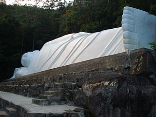 Monte Tacu, Phan Thiet.  Estatua de Buda reclinado