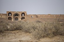 عکس از ورودی کاروانسرای دیرگچین حوالی شهر قم با معماری ساسانی، در میانه راه ابریشم و کنار پارک ملی کویر