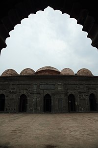 سونے کی چھوٹی مسجد میں محراب اور بنگالی چھت ہے