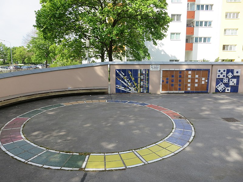 File:1210 Dopschstraße 29 - Großfeldsiedlung - Spielplatz-Keramikplatten von Fritz Tiefenthaler 1974 IMG 2978.jpg