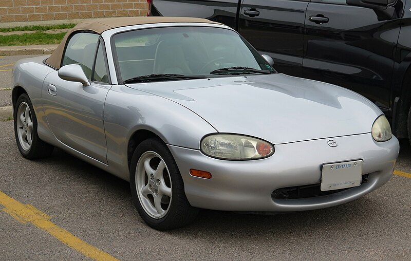 File:1999 Mazda MX-5 Miata Leather Package in Highlight Silver Metallic, Front Right, 06-29-2023.jpg