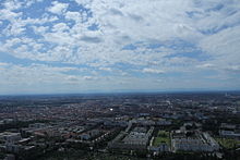 Blick vom Olympiaturm 2012 auf die Baugenossenschaft München-Oberwiesenfeld („Altbestand“) und den Ostteil des Neubaugebiets Am Ackermannbogen