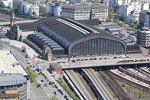 Centraal Station Hamburg, zuidkant: links naar Hannover en Bremen, rechts naar Lübeck, Rostock en Berlijn