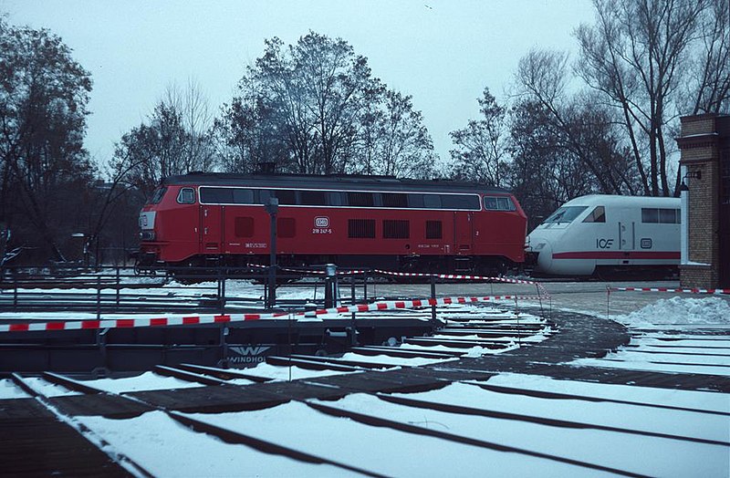 File:218 247-5 und Intercity Experimental.jpg