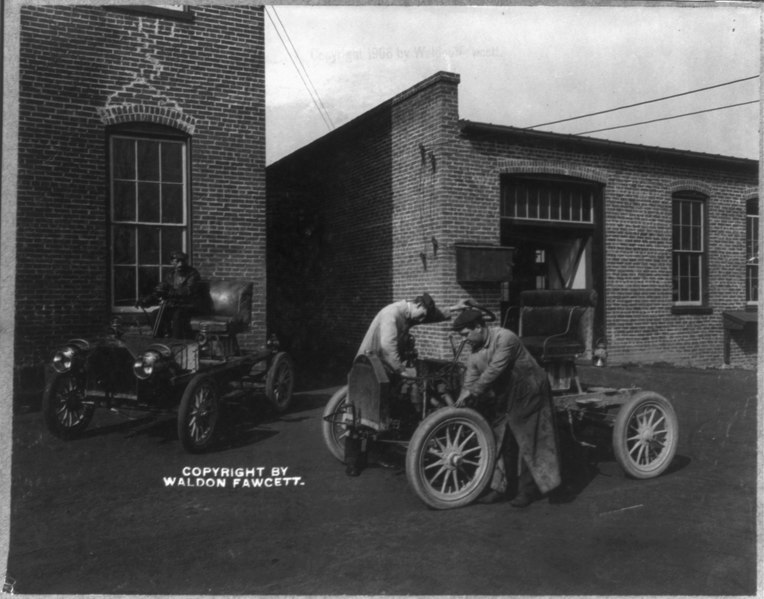 File:2 men working on an automobile outside of automobile plant LCCN2002707037.tif