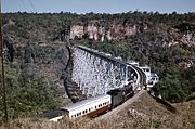 43.–44. KW Der Goteik Viadukt auf der Bahnstrecke Mandalay–Lashio in Burma (1962). Bei Fertigstellung 1900 war es die größte Eisenbahn-Bockbrücke der Welt.