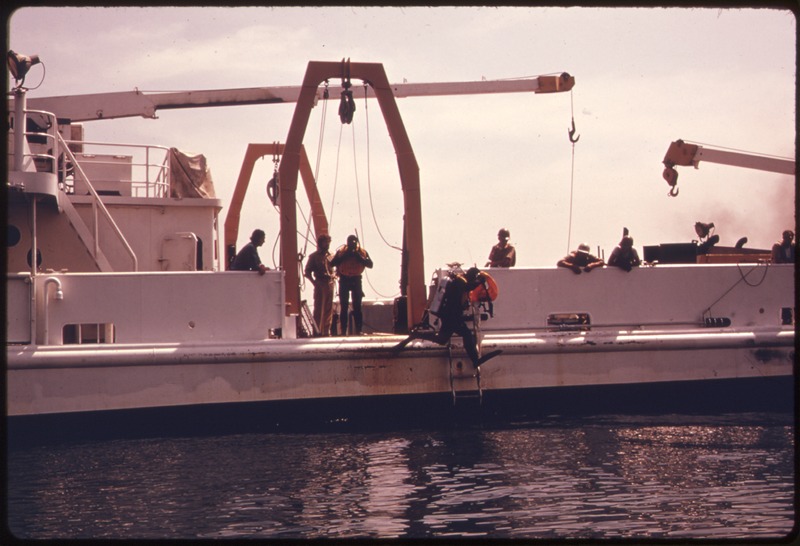 File:A DIVER FROM THE NATIONAL OCEANOGRAPHIC AND ATMOSPHERIC ADMINISTRATION SHIP "FERREL" GOING DOWN TO CHECK CURRENT... - NARA - 555829.tif