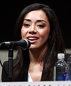 Aimee Garcia jwe kòm Ella Lopez.