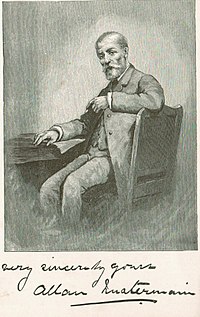 Eine Zeichnung von Quartermain als Mann mittleren Alters, der an einem Schreibtisch sitzt