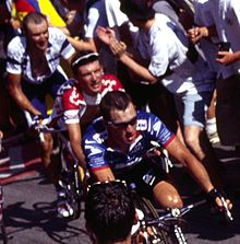 Armstrong e, in secondo piano, il connazionale ed ex compagno di squadra Tyler Hamilton, poi suo grande accusatore in fatto di doping, durante il Giro di Francia 2003