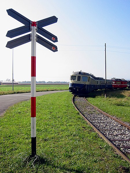 File:Andreaskreuz und OeBB ABDe 4-8 244 01 08.jpg