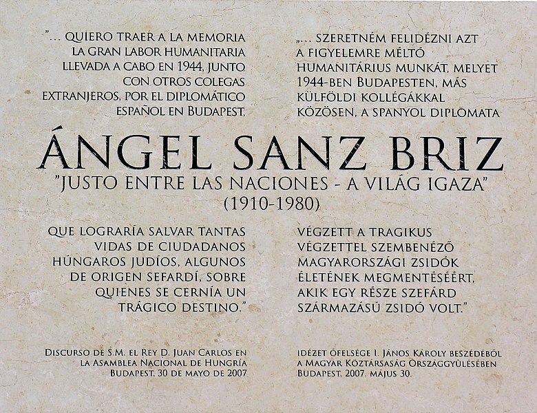 Placa en honor a Ángel Sanz Briz en la Embajada de España en Budapest. Fuente y autoría: Csurla [CC BY-SA 2.5], vía Wikimedia Commons.