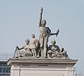 Rzeźba Apoteoza wiedzy wieńcząca fasadę (2020)