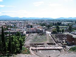 Vista de Argos mostrando as ruínas do antigo teatro