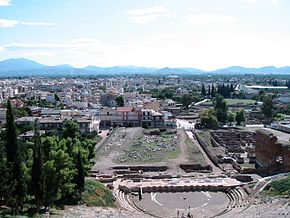 Desde las filas superiores del antiguo teatro, se abre un panorama del Argos moderno.