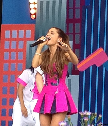 Fail:Ariana Grande performs in the World Wide Day of Play 2013 PETER DZUBAY.jpg