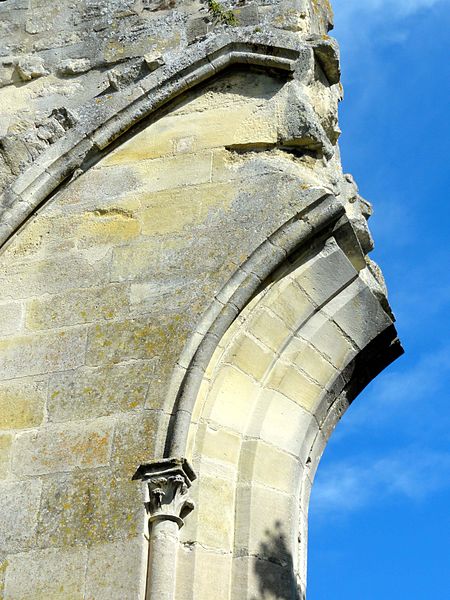 File:Asnières-sur-Oise (95), abbaye de Royaumont, abbatiale, 2e croisillon nord, arrachement de la voûte et fenêtre.JPG