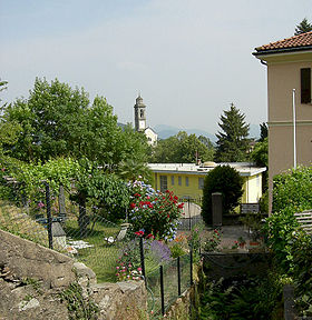 Blick auf Astano mit Kirche im Hintergrund