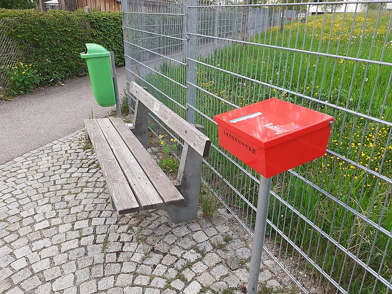 File:Bücherbox-Lesefutter-Ludwig-Schwarz-Weg -NaturKulturWeg.jpg