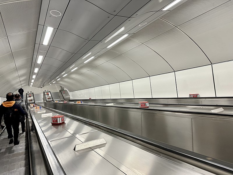 File:BSCU - Bank Station Cannon Street Entrance - Second bank of escalators down, February 2023 69.jpg