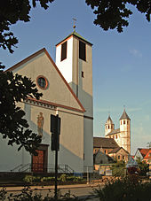 Katholische Kirche, hinten evang. Stiftskirche