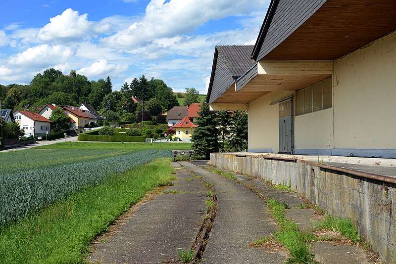 File:Bahnhof Aschach an der Donau AB Melchart 002.JPG