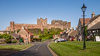 Grad Bamburgh - pogled na vas ob cesti