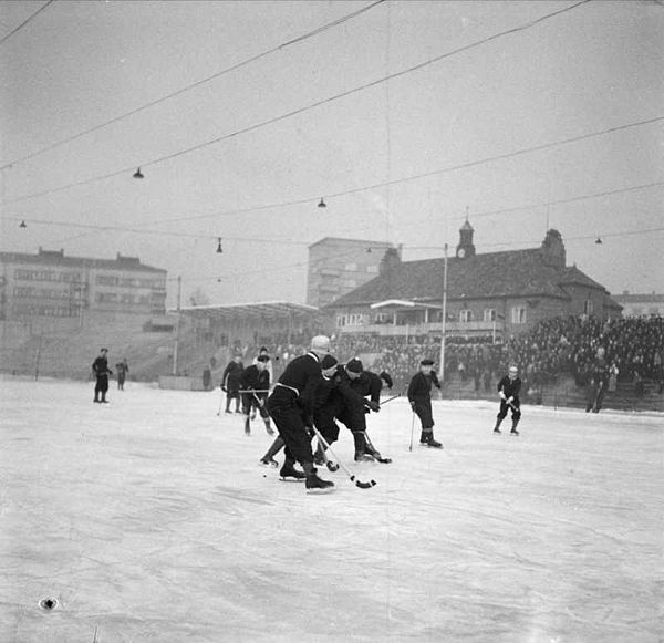 Mjøndalen IF beating Frigg Oslo 3–1 in the national bandy final of 1947