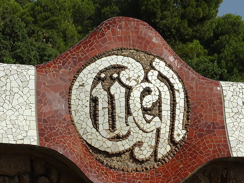 File:Barcelona Parc Güell 25.jpg