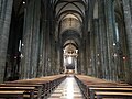 Vista da nave com o baldaquino barroco sobre o altar