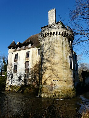 La tour orientale du château de Rognac, contourné par un bras de l'Isle.