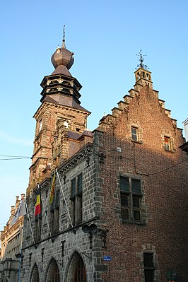 Het belfort en het stadhuis