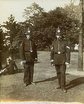 En nästan identisk uniform bars i början av 1900-talet.