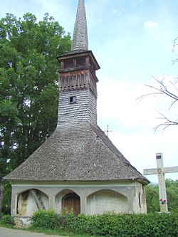 Gammal trekyrkje i landsbyen Buteasa i Șomcuta Mare