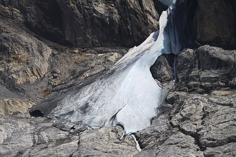 File:Blüemlisalp Glacier on northern flank of Wyssi Frau in summer 2011 (9).JPG