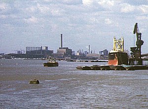 Kraftwerk Blackwall Point 1973 vom Osten entlang der Themse von der Woolwich-Fähre aus gesehen