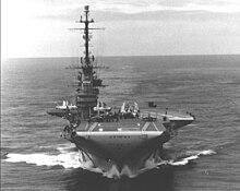 1956年，完成SCB-125改建的好人理查號正在航行，設有封閉式艦艏及斜角飛行甲板。