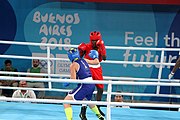 Deutsch: Boxen bei den Olympischen Jugendspielen 2018 Tag 12, 18. Oktober 2018 - Finale Fliegengewicht Mädchen – Martina La Piana (Italien, blau) schlägt Adijat Gbadamosi (Nigeria, rot) 5-0; Ringrichter ist James Beckles (Trinidad und Tobago). English: Boxing at the 2018 Summer Youth Olympics on 18 October 2018 – Girl's flyweight Gold Medal Bout - Martina La Piana (Italy, blue) beats Adijat Gbadamosi (Nigeria, red) 5-0; Referee is James Beckles (Trinidad and Tobago). Español: Boxeo en los Juegos Olímpicos Juveniles de Verano de 2018 en 18 de octubre de 2018 - Combate a medalla de oro de peso mosca para mujeres: Martina La Piana (Italia, azul) le gana a Adijat Gbadamosi (Nigeria, roja) 5-0; El árbitro es James Beckles (Trinidad y Tobago).