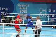 Deutsch: Boxen bei den Olympischen Jugendspielen 2018 Tag 12, 18. Oktober 2018 - Finale Leichtgewicht Mädchen – Junioren-Weltmeisterin und dreifache Juniorinnen-Europameisterin Caroline Sara DuBois (Großbritannien, blau) schlägt Juniorinnen-Asienmeisterin Porntip Buapa (Thailand, rot). English: Boxing at the 2018 Summer Youth Olympics on 18 October 2018 – Girls' lightweight Gold Medal Bout – Caroline Sara DuBois (Grat Britain, blue) wins over Porntip Buapa (Thailand, red). Español: Boxeo en los Juegos Olímpicos Juveniles de Verano de 2018 en 18 de octubre de 2018 - Combate de medalla de oro de peso ligero para niñas - Caroline Sara DuBois (Gran Bretaña, azul ) gana sobre Porntip Buapa (Tailandia, rojo).