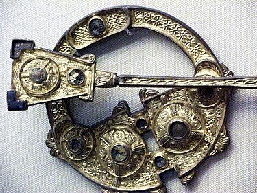 Detail of the brooch Brit Mus 17sept 016.jpg