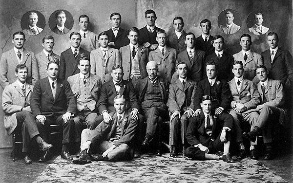 Official photo of the squad that toured on South Africa in 1910