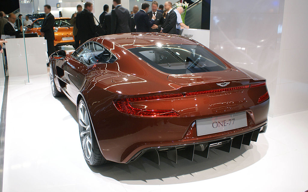 Der Aston Martin One-77 1024px-Brown_Aston_Martin_One-77_rl_IAA_2011