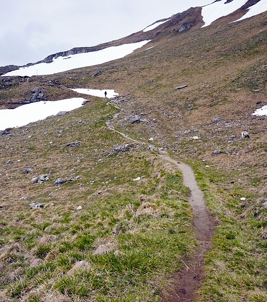 File:Bucegi - trail 2.jpg