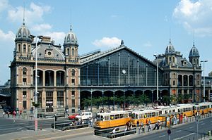 Several trams in front of the Budapest station