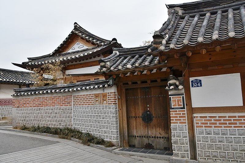 File:Bukchon Hanok Village, Seoul (4) (39304686890).jpg