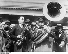 Saxophone and sousaphone players at a charity festival in Chicago, July 1930 Bundesarchiv Bild 102-10143, Chicago, Jack Dempsey bei Wohltatigkeitsfest.jpg